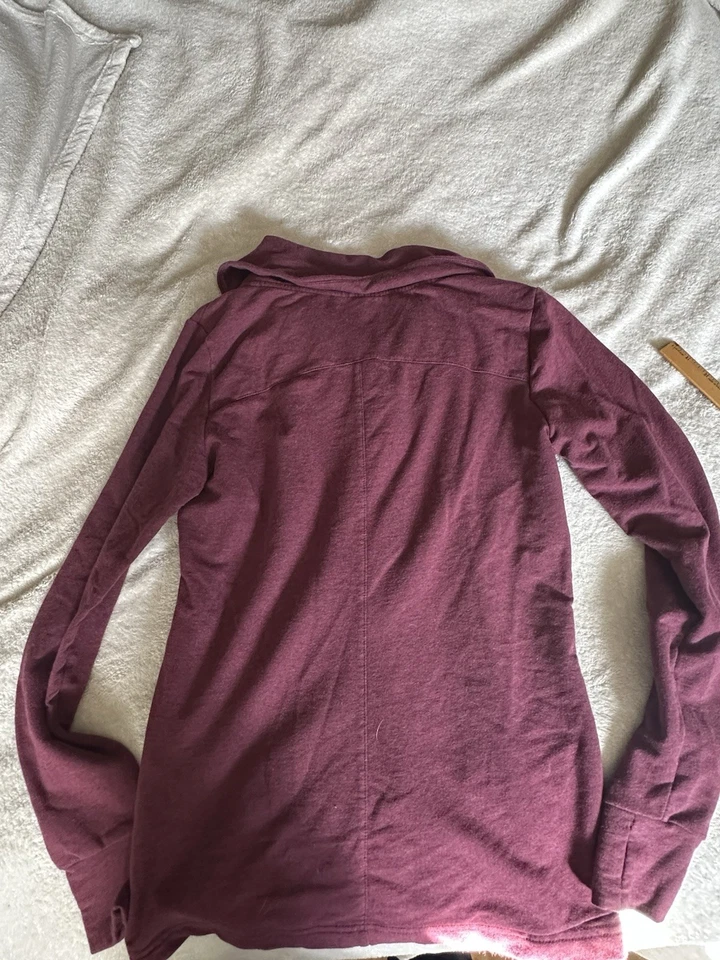 Suéter Pullover Danskin Para Mujer, Granate Con Envoltura Frontal Abierta Concepto y Botones Foto 2 de 4