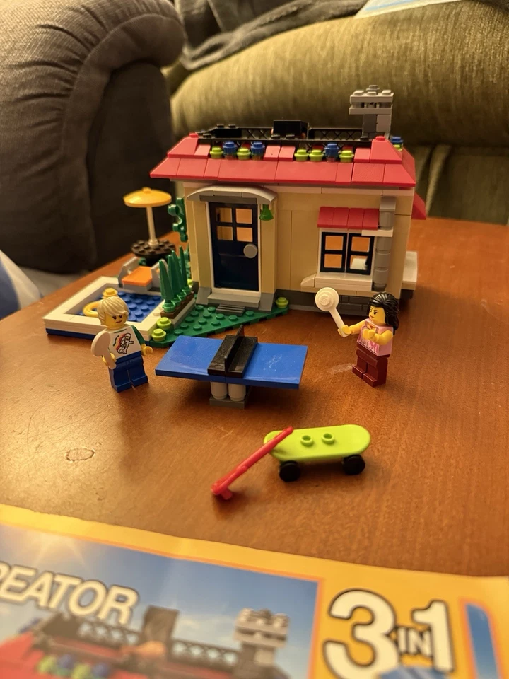 LEGO Creator 31067 Modular Poolside Holiday, photo 1 of 2