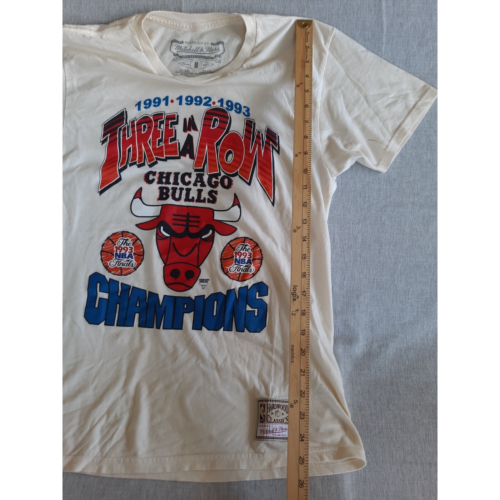 T shirt Mitchell & Ness NBA uomo media logo artistico Chicago Bulls tre in fila SS