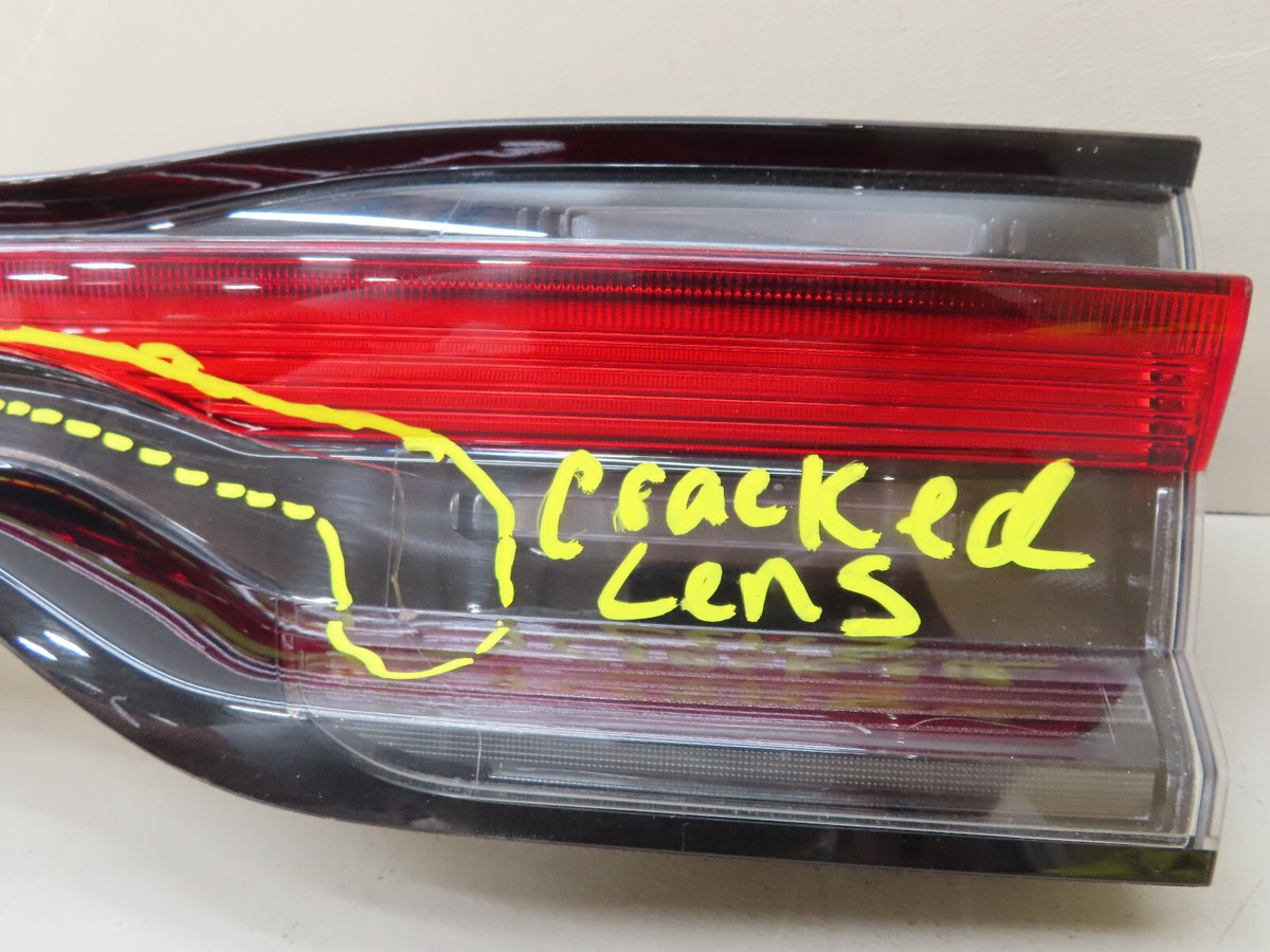2019-2022 PORSCHE MACAN REAR CENTER TAIL LIGHT LED OEM 95B