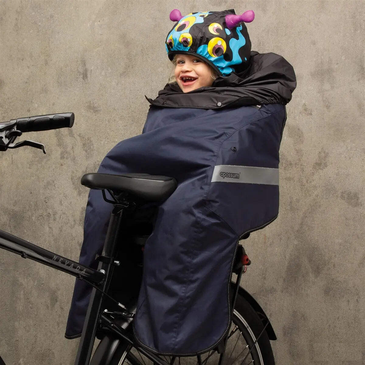 Wagons vélo bébé bien au sec sous la pluie avec le Thermoshell bleu imperméable Opossum Story