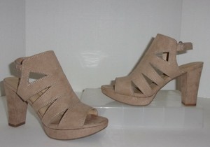 naturalizer beige shoes