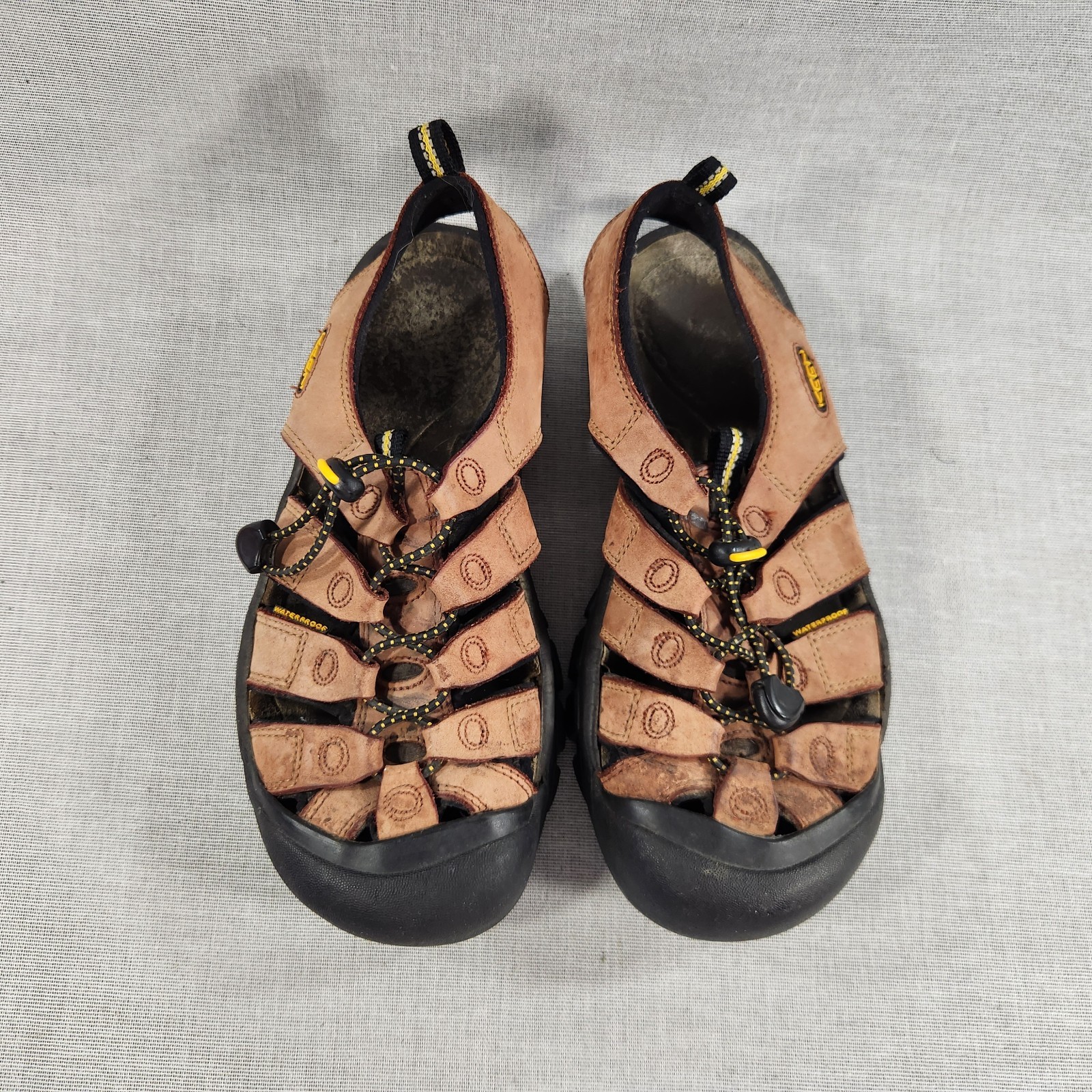 Scarpe sandali da pescatore Keen Newport misura 8 5 in pelle marrone stringate