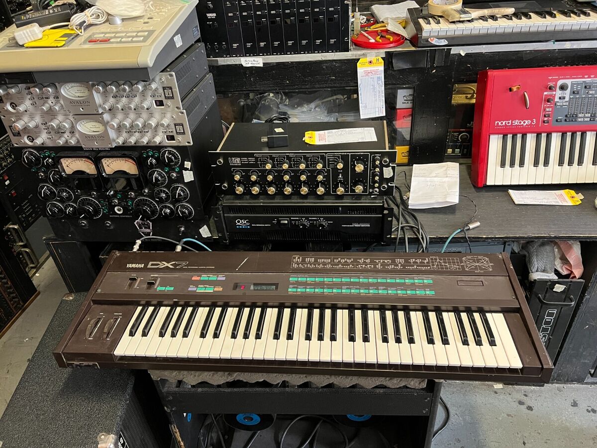 Original Yamaha DX7 Synthesizer 61 key keyboard DX7 Vintage Original Yamaha DX7 Synthesizer 61 key keyboard DX7 Vintage