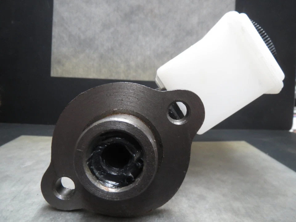 Cilindro maestro de freno para Mazda GLC 1981-1985 - ¡Se envía rápido! Foto 3 de 4