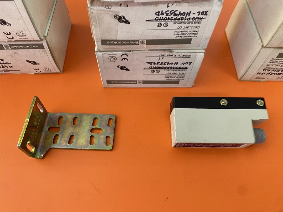 Telemecanique XUL-H043539D Photoelectric Sensor Red Reflex 12-24VDC Qty 12 - Image 3 of 4