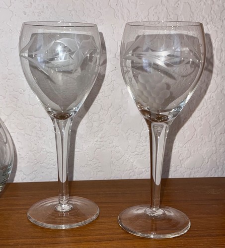Vintage Decanter Pitcher & 2 Stemmed Glasses Etched With Grapes Vines Leaves - Picture 5 of 10