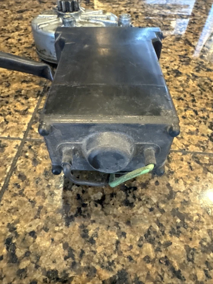 Mercedes-Benz R107 C107 380SLC 450SLC Window Regulator Motor 0130820067 - Image 4 of 4