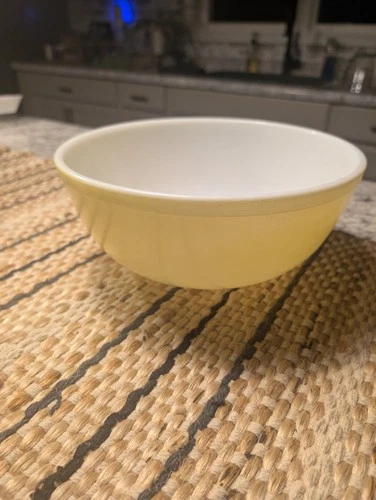 Pyrex 404 4Qt Nesting Mixing Bowl Vintage Yellow 10"
