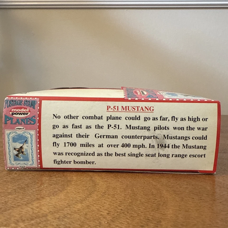 Sello postal P-51 Mustang avión diecast con soporte nuevo en caja Foto 3 de 4