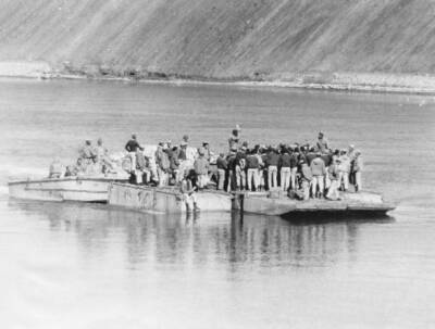 Egyptian soldiers transport food across Suez Canal to members - 1973 Old Photo