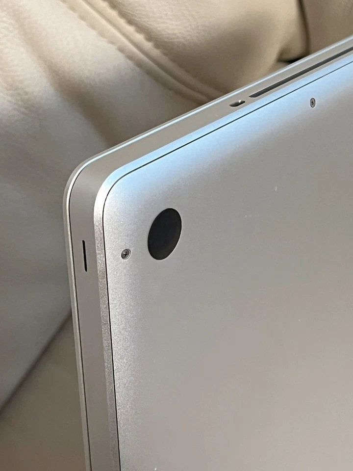 Apple MacBook Pro 2011 Intel Core i5 - 8gb RAM - 250 GB Samsung SSD. Neuwertig - Bild 2 von 4