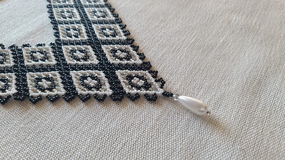 Elegante collar de cuentas de semillas de lujo hecho a mano con perlas de diseñador para ella Foto 3 de 4