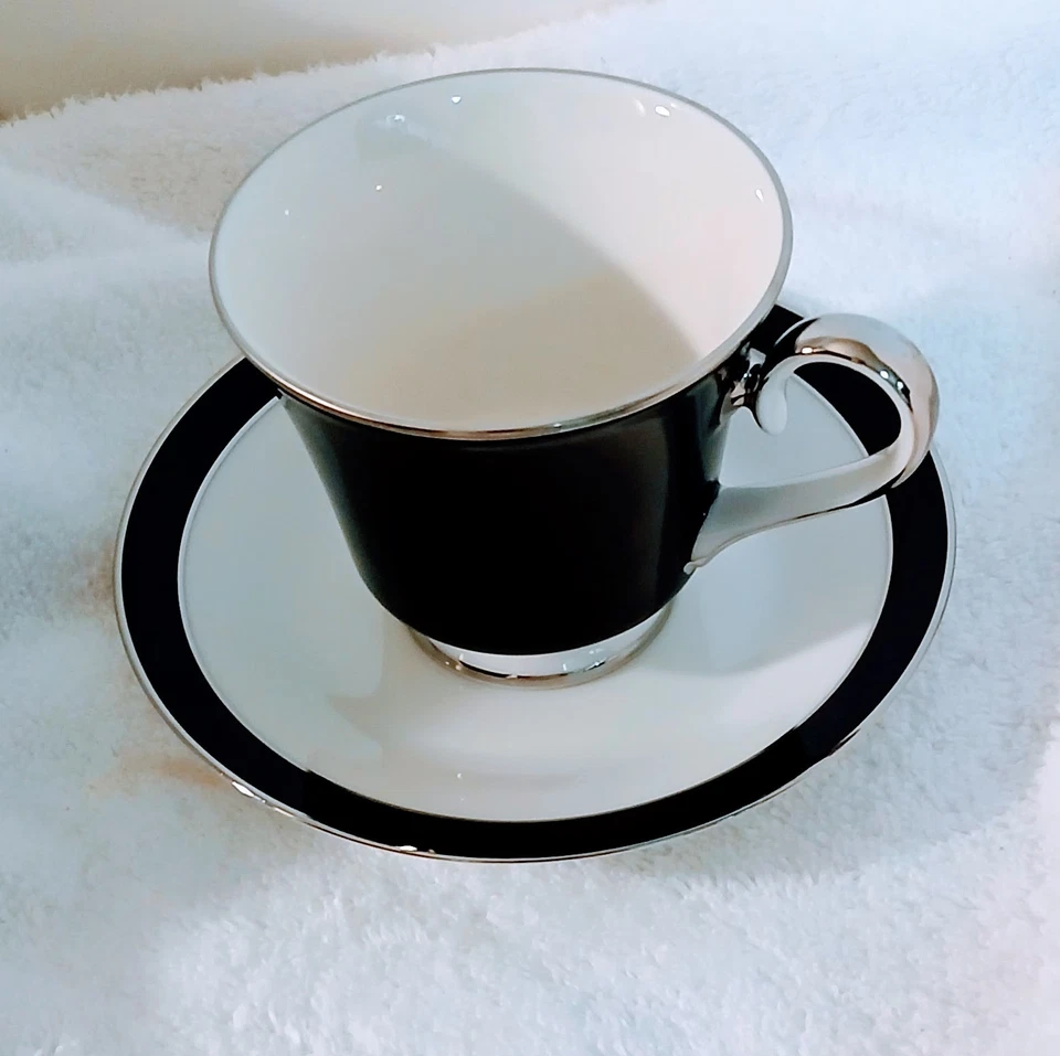 Taza de té y platillo Carico Mystique 7955 Fine China 2 juegos negro, blanco y plateado Foto 4 de 4