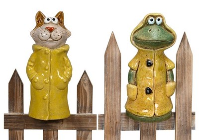 Zaunhocker Frosch oder Katze mit Regenmantel Höhe ca.20cm Zaunfigur aus Steingut