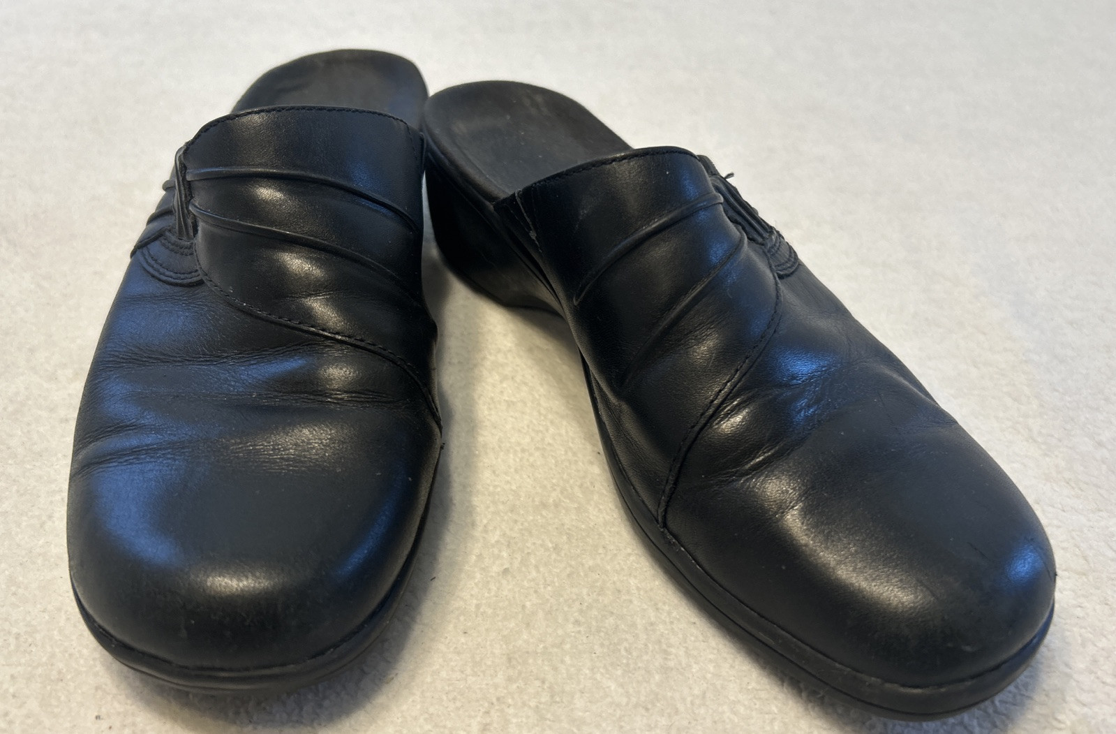 Clarks Womens Black Leather Mules Slip On Clogs Size 7.5 M Wedge Heel