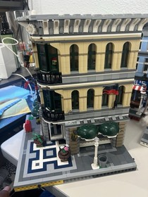 LEGO Creator Expert: Grand Emporium (10211) - Used