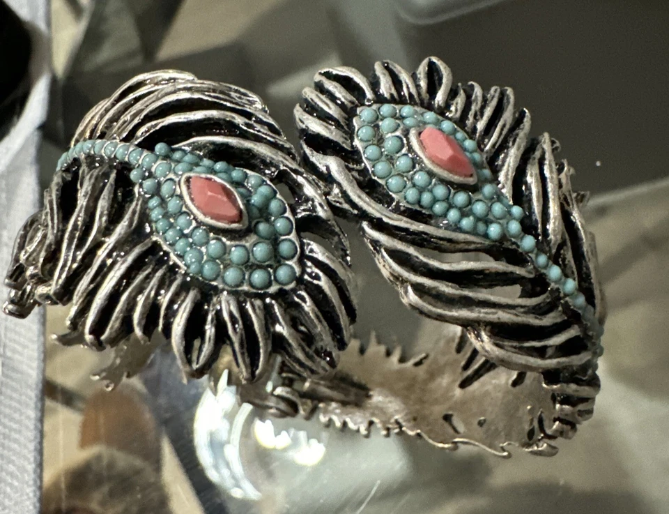 Pulsera llamativa pluma de pavo real turquesa tono plateado con bisagras marca Lucky Foto 3 de 4