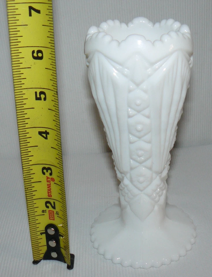 Jarrón de vidrio de leche de uranio de 6" con forma de flauta diente de sierra negro reactivo a la luz Foto 2 de 4