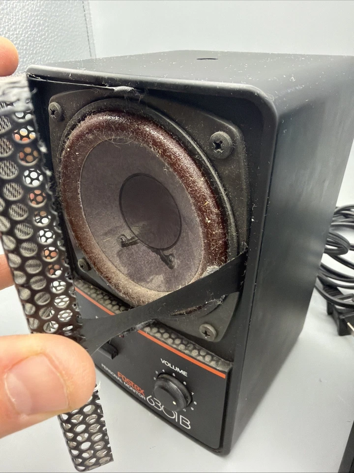 Monitores pessoais Fostex 6301B cor preta QTD 2 (1 funcionando, 1 peça) - Imagem 2 de 3