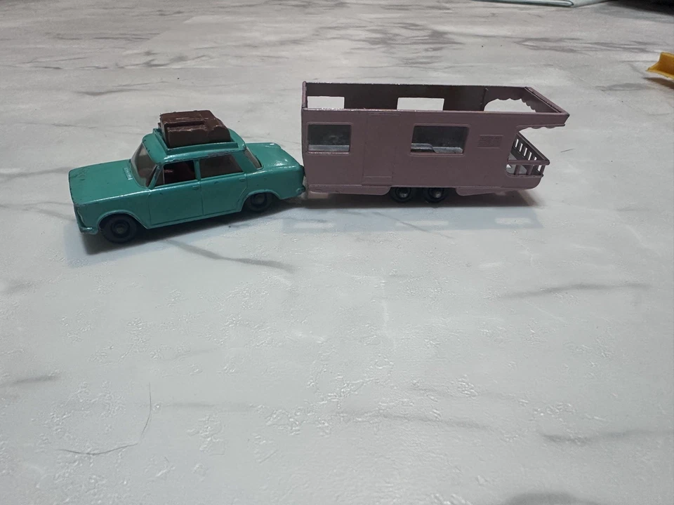 Matchbox Nº 56, Fiat 1500 incl equipaje, con Nº 23 Remolque Caravana 'sin techo' Foto 2 de 4