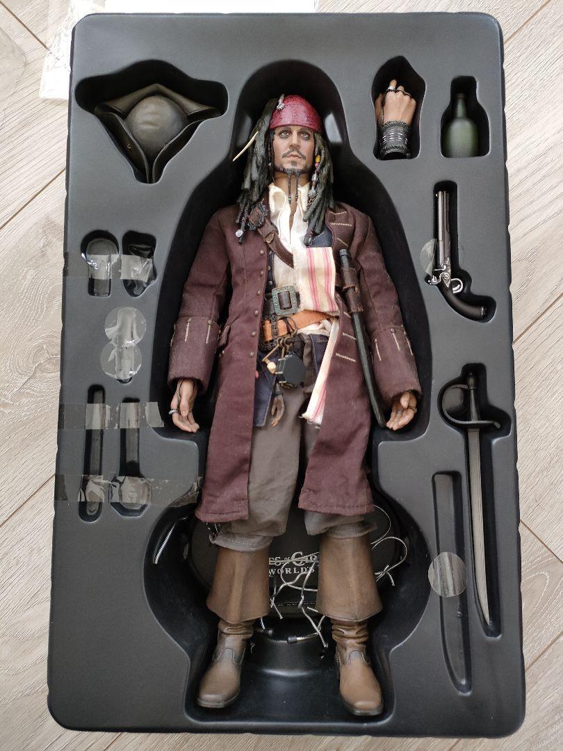 Hot Toys Pirates of Caribbean Jack Sparrow Figure 1/6 Scale Hot Toys Pirates of Caribbean Jack Sparrow Figure 1/6 Scale