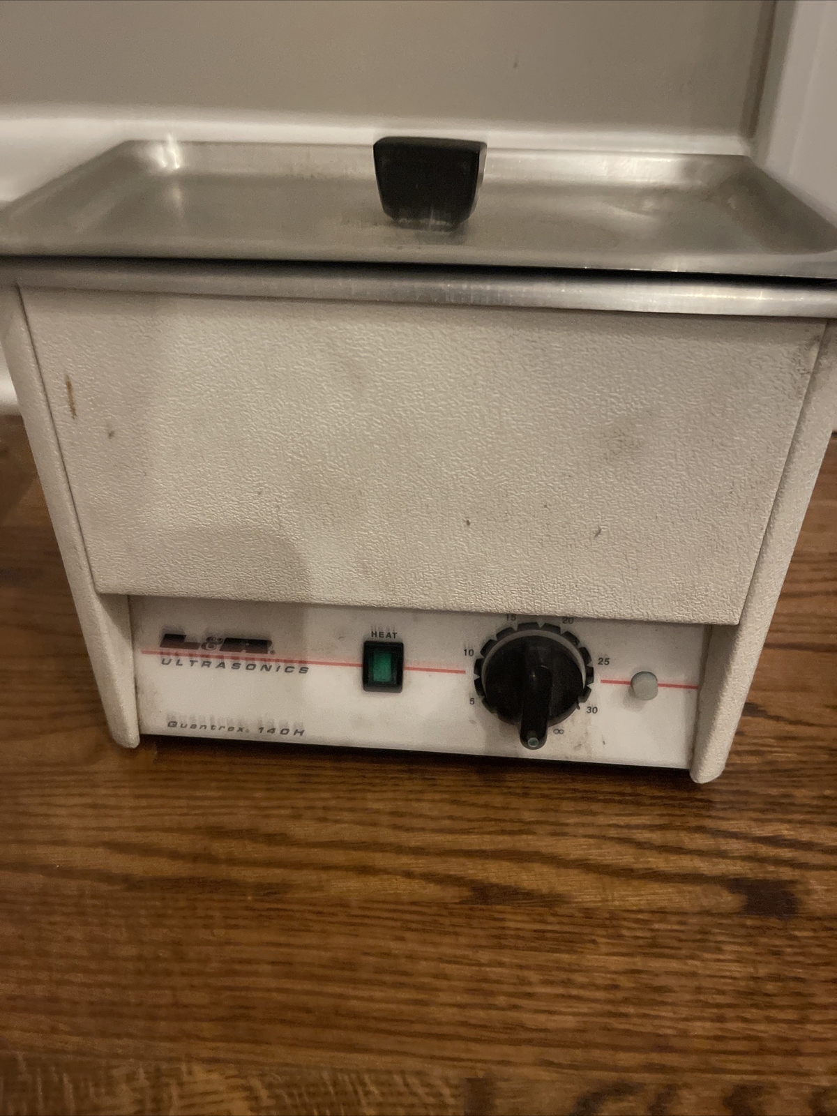 L&R Ultrasonics Quantrex 140H Ultrasonic Cleaner with Lid, Basket and