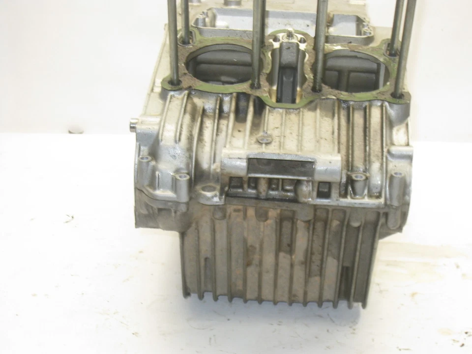 1979 SUZUKI GS425E GS E 425 КАРТЕР С БОЛТАМИ ШПИЛЬКИ - Изображение 3 из 4