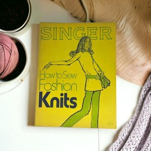1972 Singer "How to Sew Fashion Knits " 151 Page Instruction Manual Sewing