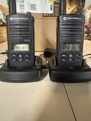 2 Motorola RDU4160d 2-Way Business Radios 16 Channel With Base And Chargers