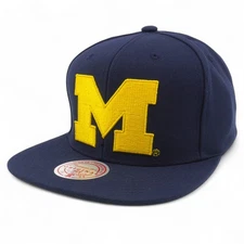 Mens Mitchell & Ness NCAA TEAM GROUND SNAPBACK MICHIGAN