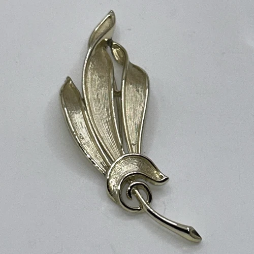 Vintage Signed Lisner Light Gold Tone Leaf Brooch