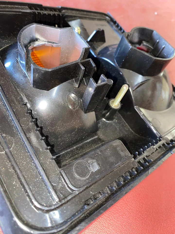 Audi RH Tail Light Assy- 443-945-225 -For 100, 100 Quattro, 5000 & 5000 Quattro - Image 2 of 4