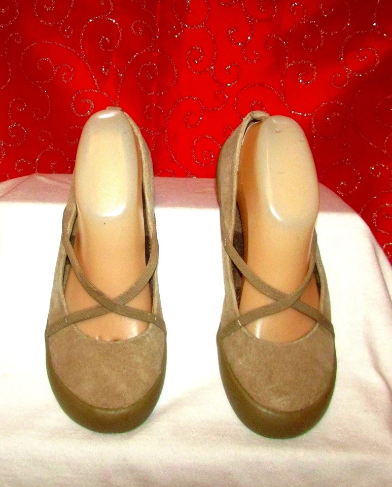 ROCKET DOG SZ 7 LT.TAN SUEDE CRISSCROSS ELASTIC TOP MARY JANE FLATS/RUBBER/SOLE - Image 2 of 4
