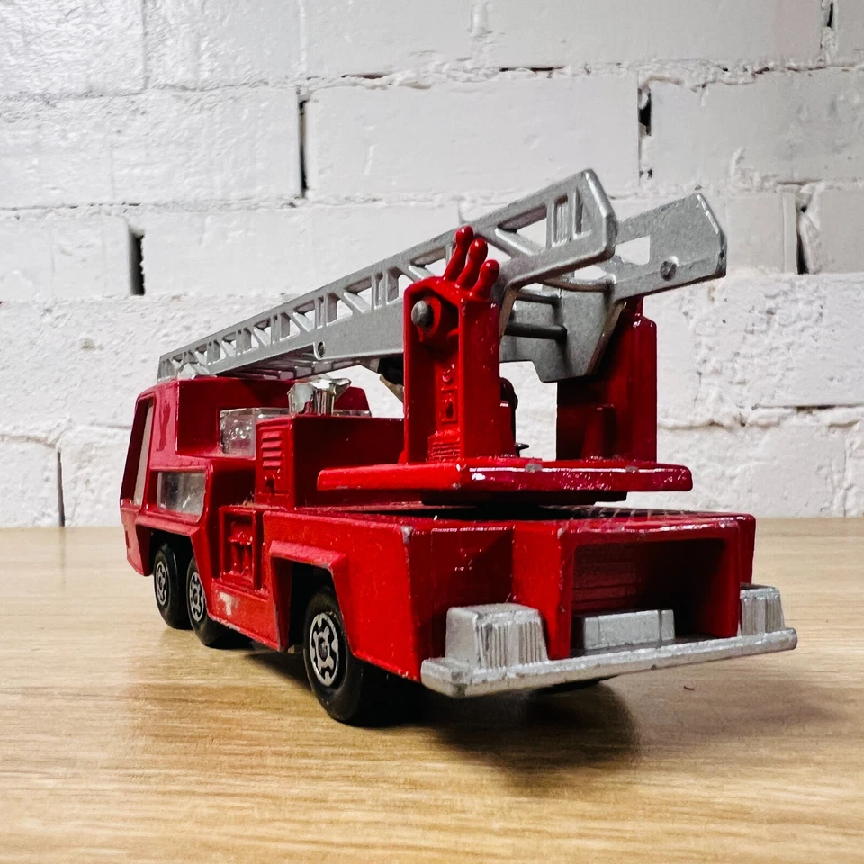 Matchbox SuperKings Fire Tender No 9 K9 Red Engine Truck Clear Windows 1973 - Image 4 of 4