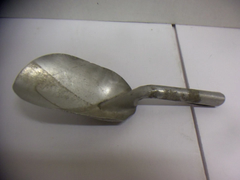 Harina de aluminio vintage, cuchara de azúcar 9 1/4" de largo X 3 1/2" de ancho X 1 1/4" de profundidad Foto 4 de 4