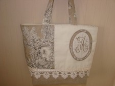 Sac toile de Jouy beige brodé d'un monogramme **A**en médaillon sur linge ancien