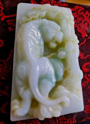 Chine antique jade Hetian Naturels sculpté d'un Tigre qui Grimpe Sur un arbre - Photo 1/4