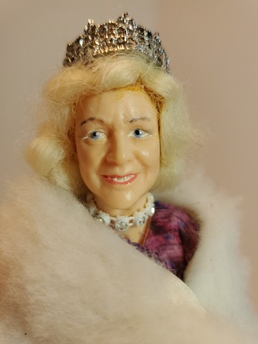 Peggy Nisbet Doll QUEEN MOTHER 90th YEAR COMM. - 85-6830 - RARE HTF - Picture 3 of 13