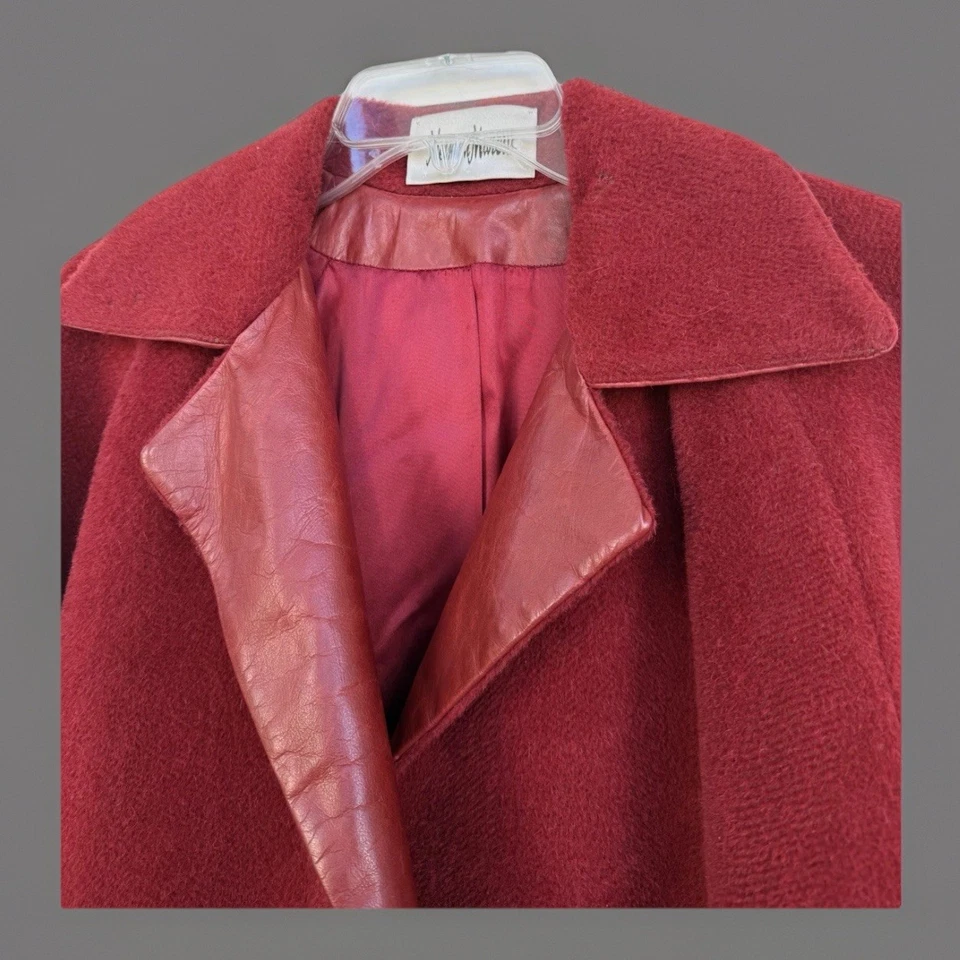 Abrigo de lana rojo vintage Neiman Marcus para mujer 2 | Borde de cuero hecho en Unión EE. UU. Foto 3 de 4