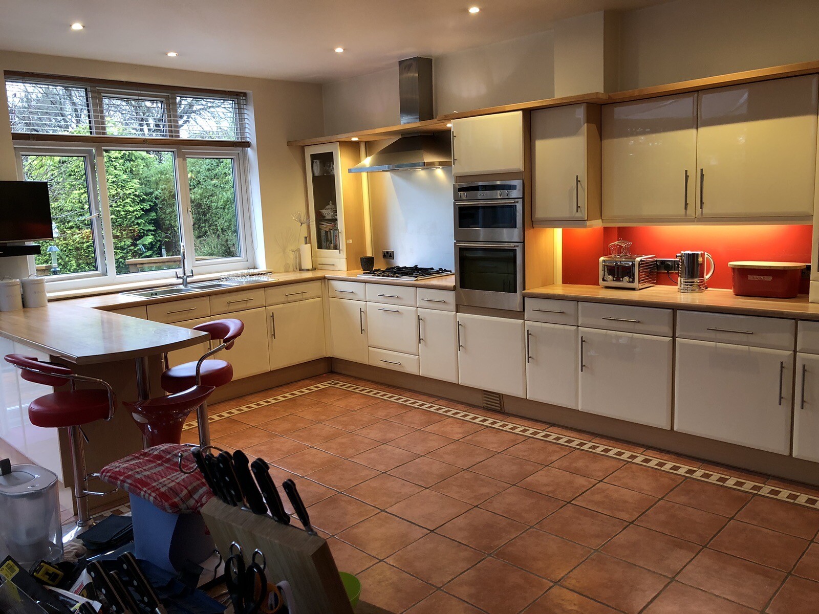 Full UK Kitchen units and Intergrated appliance. High Gloss Cream/Ivory