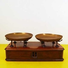 bilancia vintage in legno a due piatti