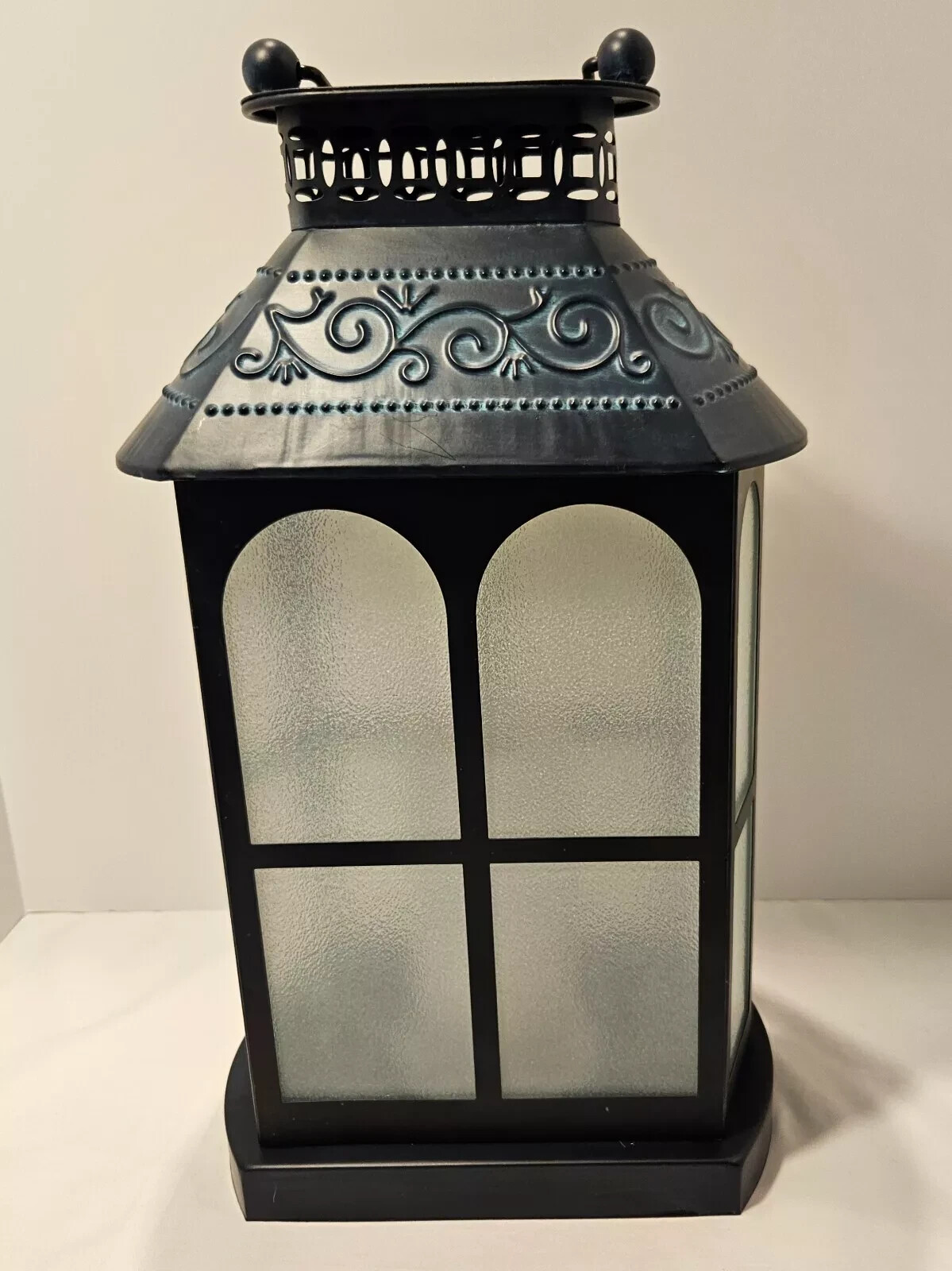 Внутренний / наружный фонарь с мерцающим пламенем от Valerie Parr Hill ~ Черный