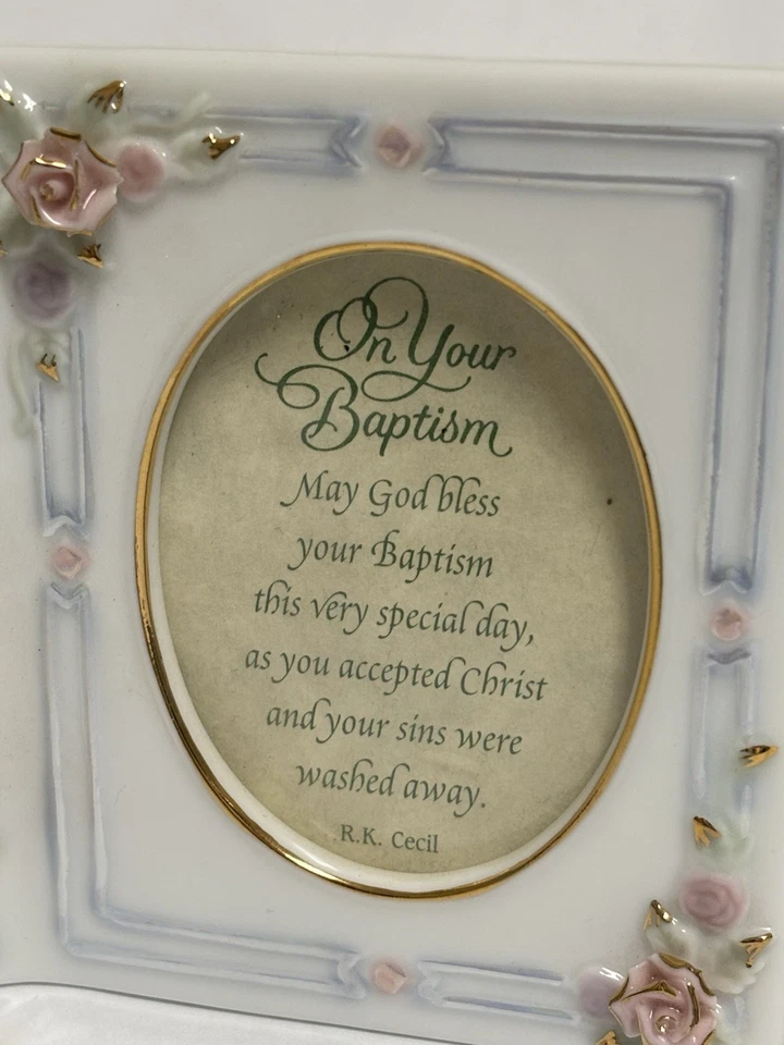 Marco de fotos de bautizo delicado de porcelana con dije para baby shower Foto 2 de 4