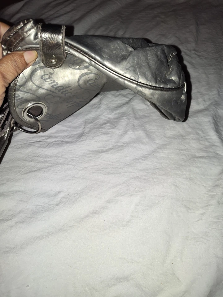 Bolso de mano vintage con logotipo plateado de Candie's Foto 4 de 4