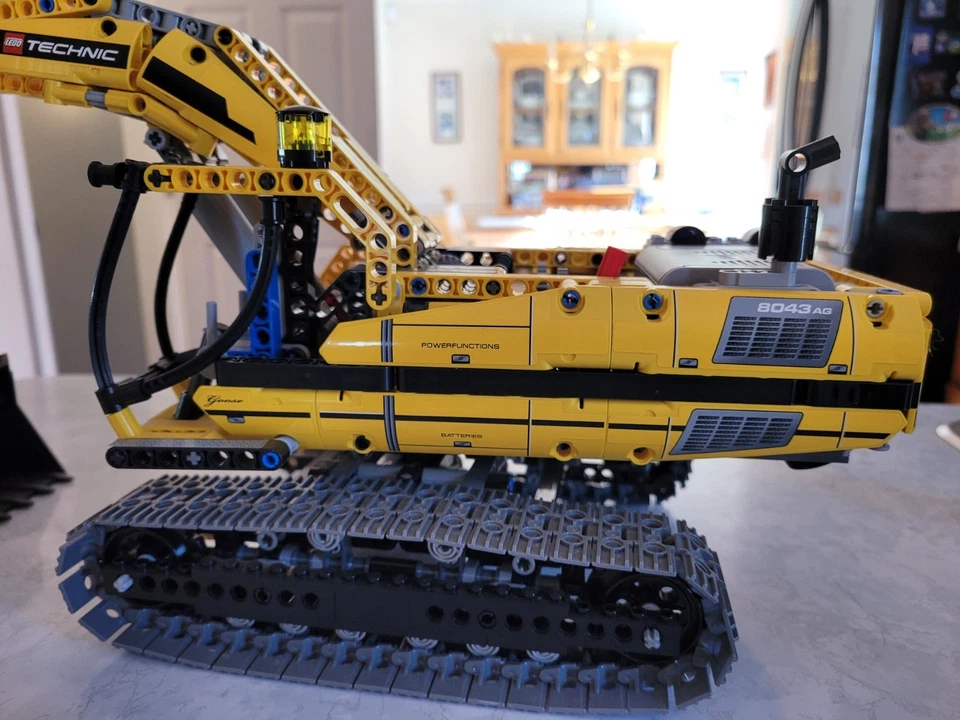LEGO TECHNIC: Motorized Excavator (8043) - Image 4 of 4