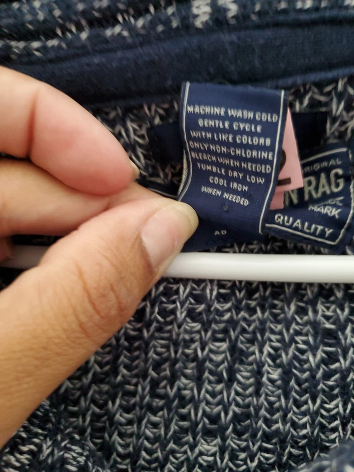 Suéter American Rag CIE Pequeño Tejido con Cable Capucha Cuello Envejecido Lavado Azul Marino Foto 3 de 4