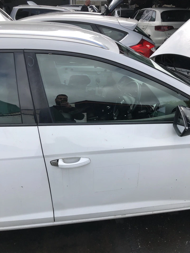 SEAT LEON MK3 5F (2013-20) FRONT DOOR DRIVER RIGHT SIDE IN WHITE WITHOUT MIRROR - Image 2 of 4