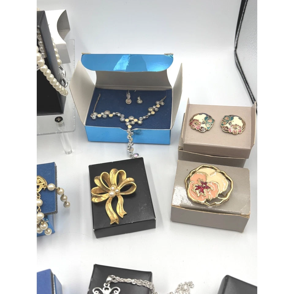 Lote de 25+ cajas vintage surtidas avon conjuntos de joyas collares pulseras pendientes prendedores Foto 3 de 4
