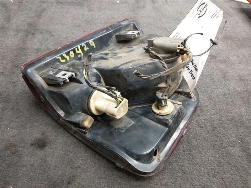 Driver Tail Light With Black Paint Around Lens Fits 94-03 S10/S15/SONOMA 848388 Foto 4 de 4